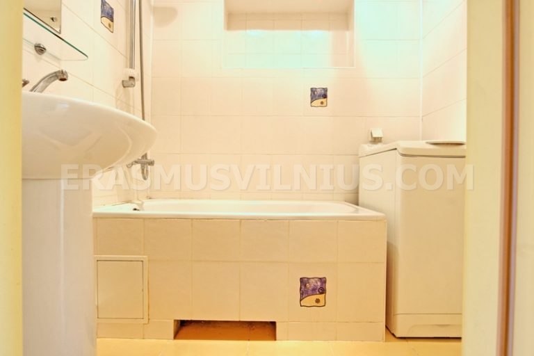 Badezimmer mit Badewanne und Dusche in Wohnung 1, Altstadt von Vilnius