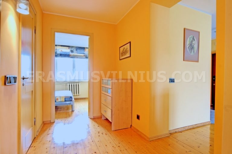 Schlafzimmer in Wohnung 1 mit Kingsize-Bett und natürlichem Licht