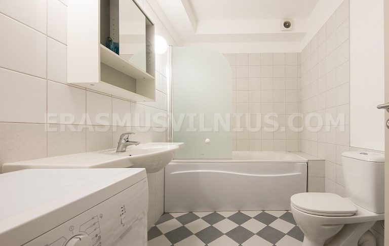 Badezimmer mit Badewanne, Dusche und Waschmaschine in Erasmus Vilnius Wohnung 2