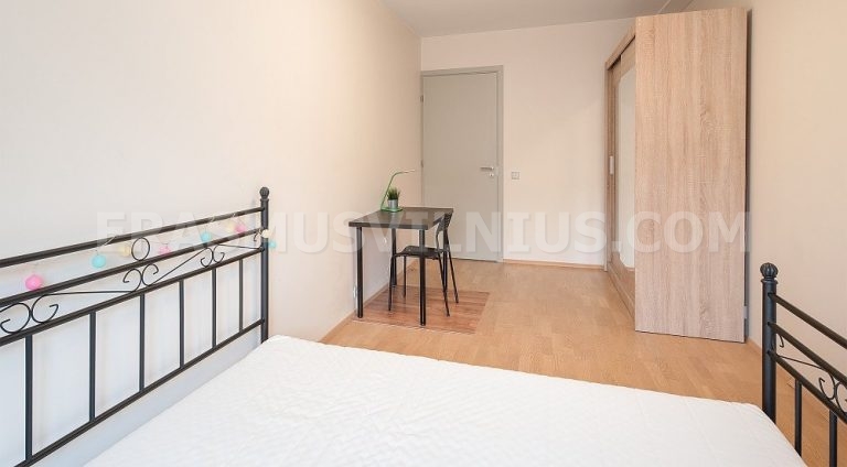 Zweites Schlafzimmer (16 m²) mit natürlichem Licht und Kingsize-Bett in Wohnung 2, Vilnius