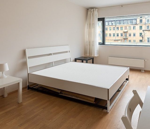 Einzelzimmer mit Schreibtisch und Kleiderschrank in Erasmus-Studentenwohnung, Mindaugo gatvė