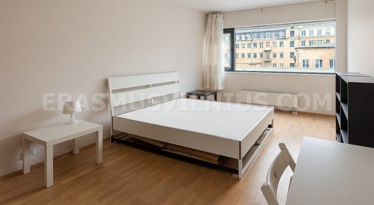 Einzelzimmer mit Schreibtisch, Kleiderschrank und Kingsize-Bett für Erasmus-Studenten, Mindaugo gatvė Vilnius