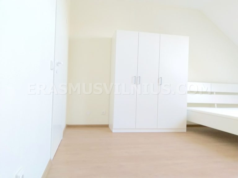 Zimmereinrichtung während der Renovierung — Schreibtisch- und Stuhlinstallation