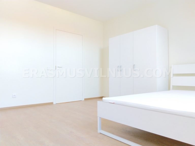 Nagelneues Bettgestell und Matratze in frisch renoviertem Zimmer