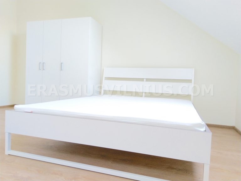 Neue Möbel werden in renovierter Erasmus-Wohnung eingebaut