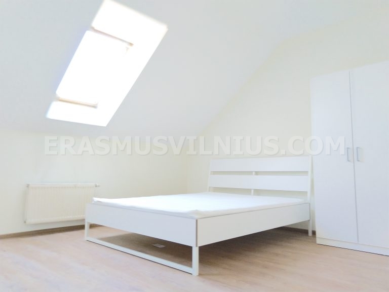 Schlafzimmer-Renovierung — neue Wände, Boden und Fenster in Dachgeschosswohnung