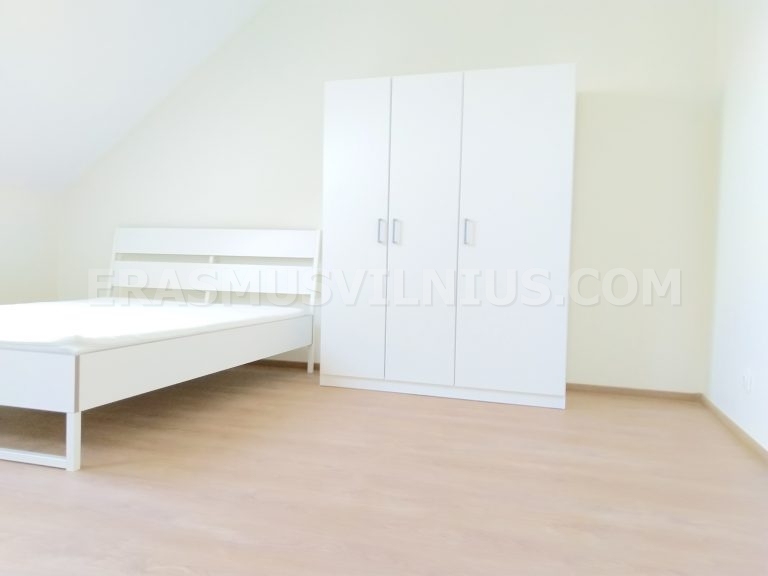 Neuer Kleiderschrank und Regale im Studentenzimmer eingebaut