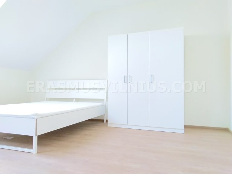 Frisch renoviertes Schlafzimmer mit neuem Bodenbelag und Anstrich