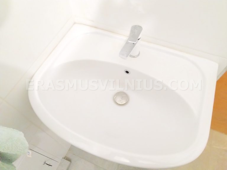 Schlafzimmer mit warmem Abendlicht durch Dachfenster