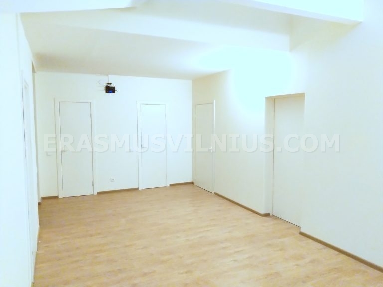 Wohnungsinneres bei Sonnenuntergang mit geräumigem Flur und Zimmern