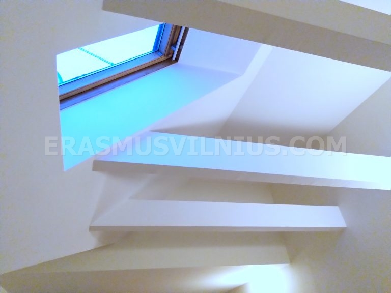 Schlafzimmer im warmen Abendlicht mit gemütlicher Dachgeschoss-Atmosphäre