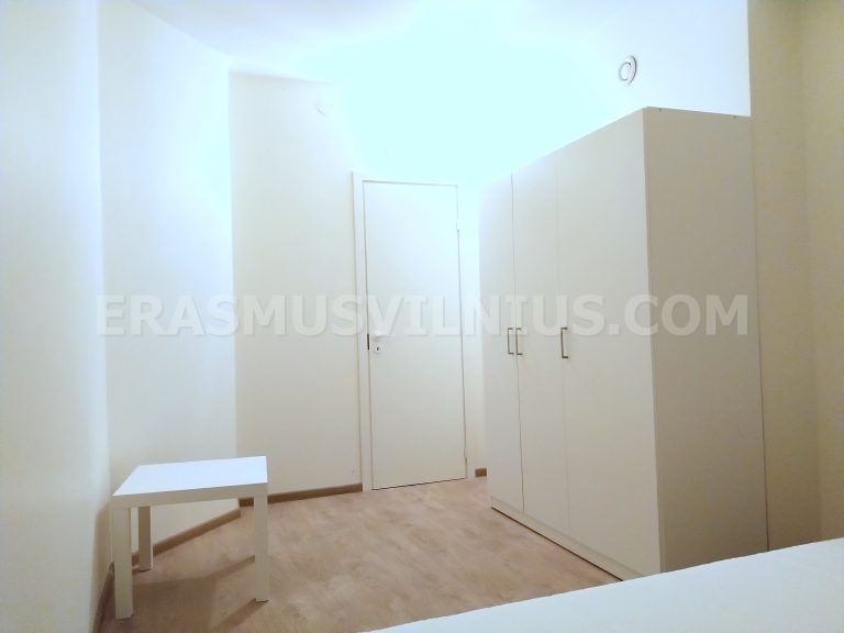 Voll ausgestattete Küche mit Backofen, Kochfeld und Kühlschrank bei Sonnenuntergang