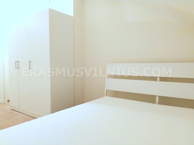 Küchentheke und Essbereich im Abendlicht