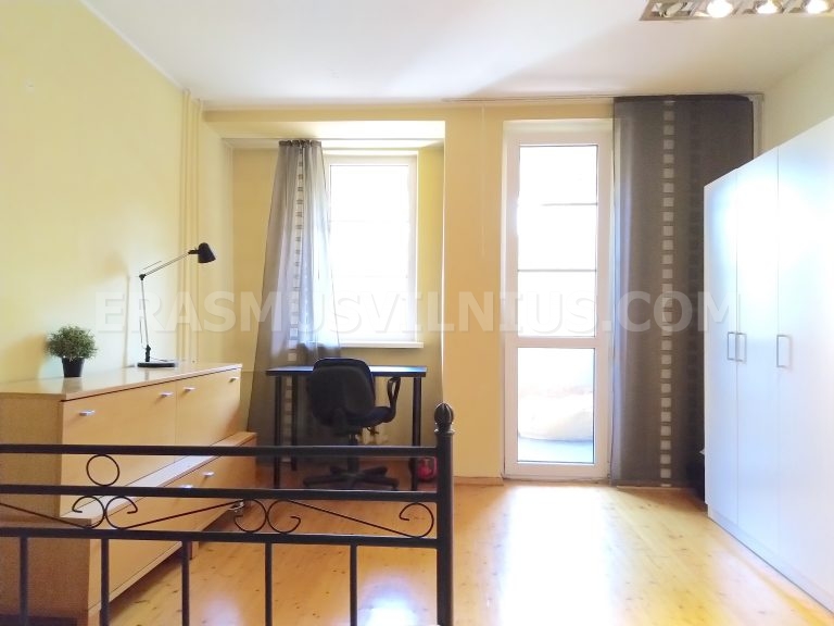 Zimmerübersicht mit Bett, Schreibtisch und Kleiderschrank in Erasmus-Wohnung