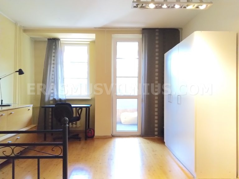 Kingsize-Bett und Kleiderschrank im Erasmus-Studentenzimmer