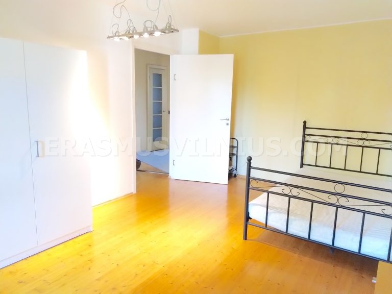 Zimmerdetail mit Nachttisch und Lampe in Studentenunterkunft