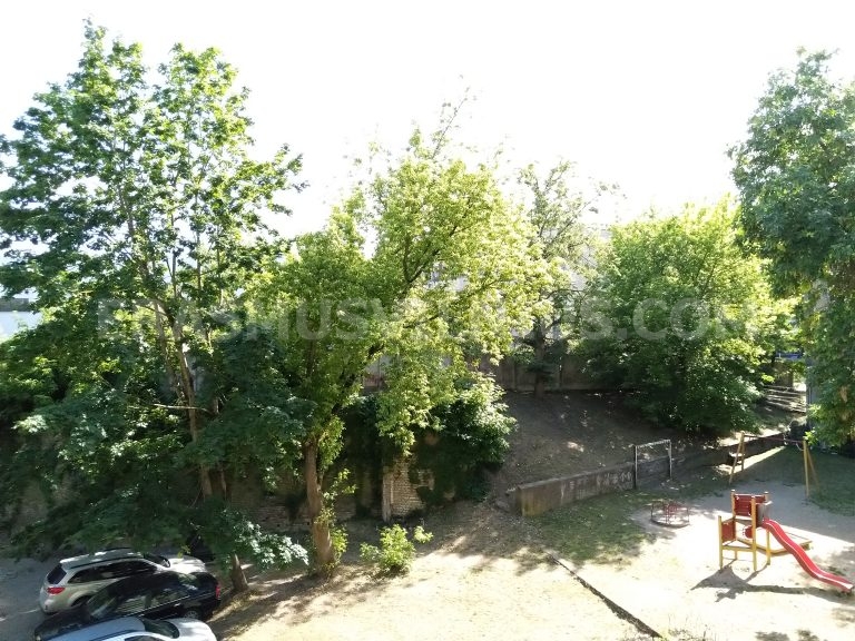 Wohnungsinneres mit Zimmertüren und Flur