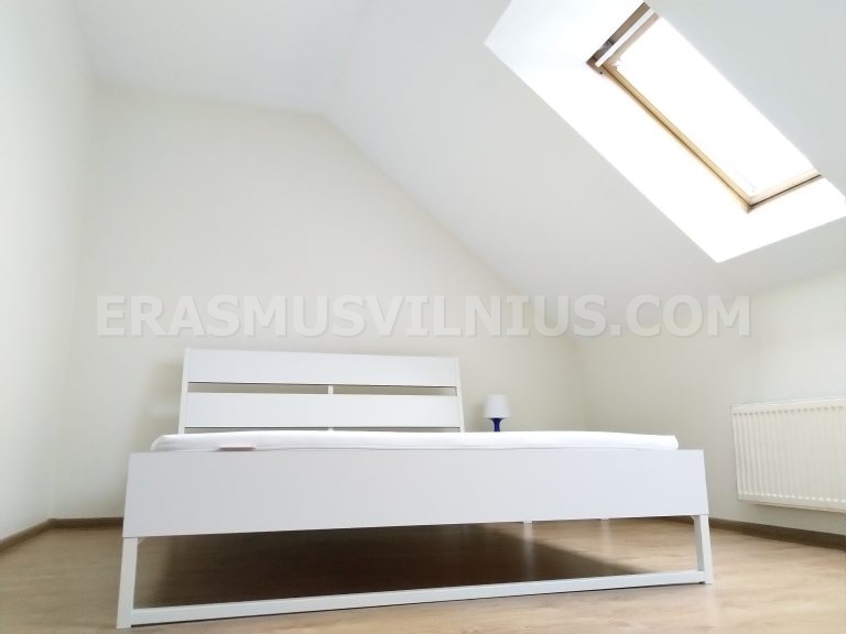 Küchenschränke und Waschmaschine in Erasmus-Wohnung