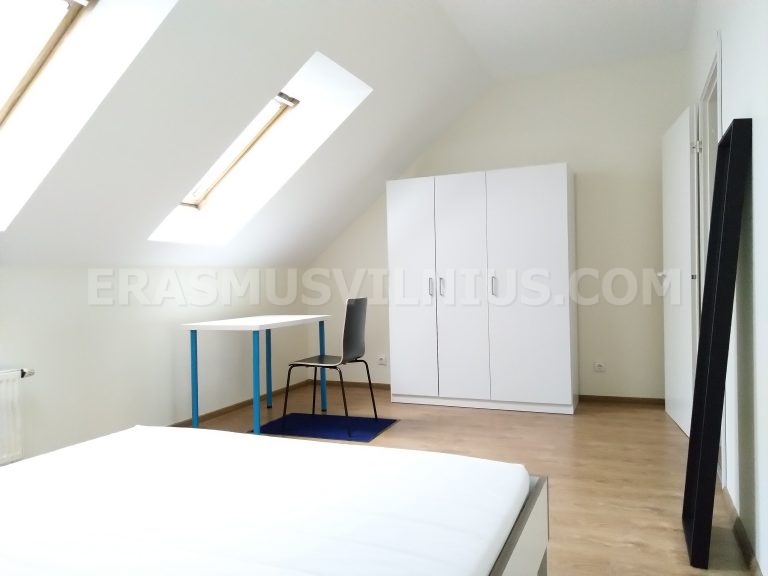 Küchen-Essbereich mit Tisch und Stühlen für 6 Studenten