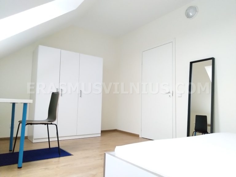 Voll ausgestattete Gemeinschaftsküche mit zwei Kühlschränken und Backofen