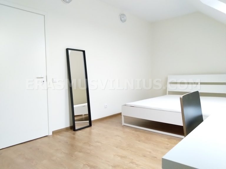 Blick auf Einzelzimmer mit Kingsize-Bett und Schreibtisch in der Altstadt von Vilnius