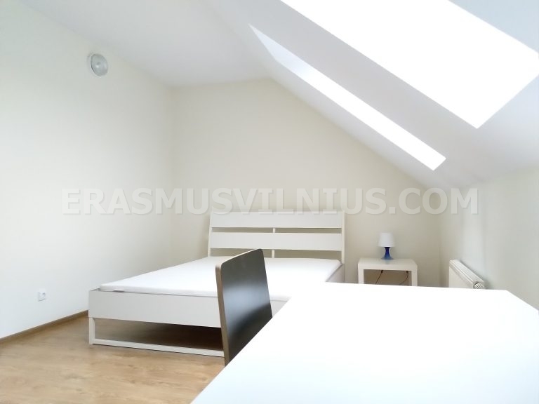 Studentenzimmer-Einrichtung mit Kleiderschrank und Lernbereich