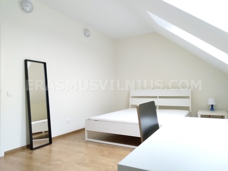 Schlafzimmermöbel — Kingsize-Bett, Schreibtisch und Kleiderschrank in Erasmus-Unterkunft