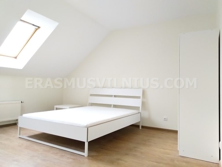 Toiletten- und Bidetbereich im renovierten Badezimmer