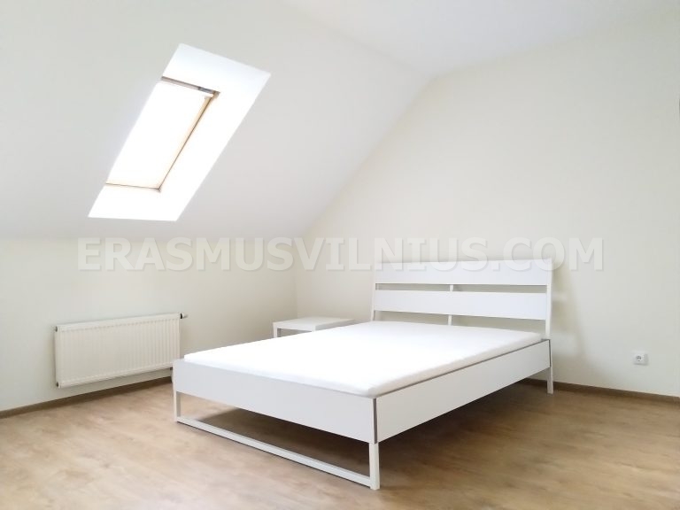 Duschkabine mit Glastür in Studentenwohnung