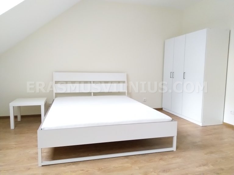 Renoviertes Badezimmer mit Dusche und modernen Armaturen