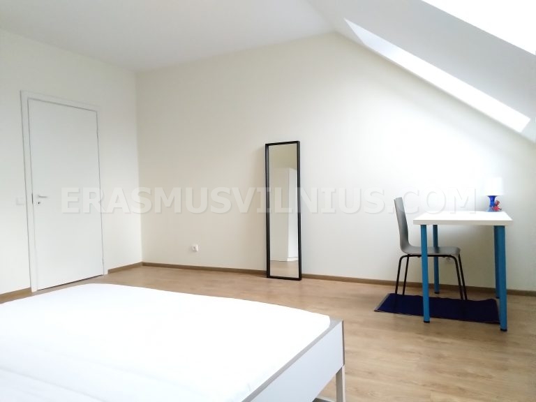 Waschbecken mit Unterschrank und Spiegel im Badezimmer