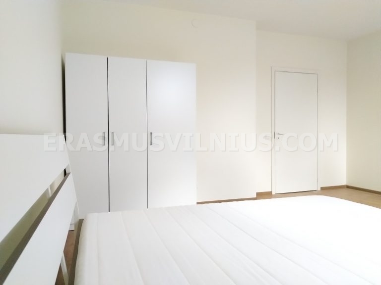 Komplette Badezimmeransicht mit Dusche, Toilette und Waschbecken in Vilnius-Wohnung