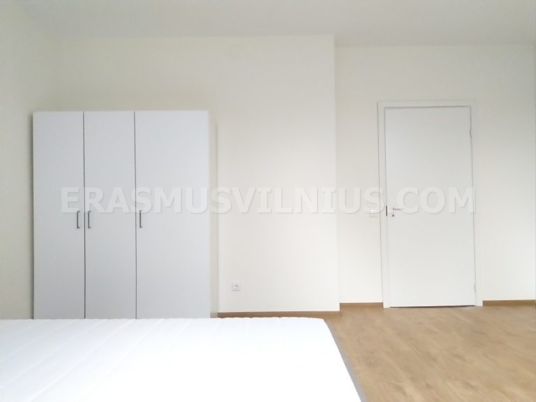 Eingangsflur der Wohnung 4 mit Garderobenhaken und Schuhablage