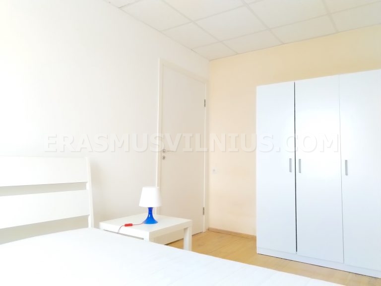 Helles Zimmer mit natürlichem Licht und Kingsize-Bett in Erasmus-Studentenwohnung, Vilnius