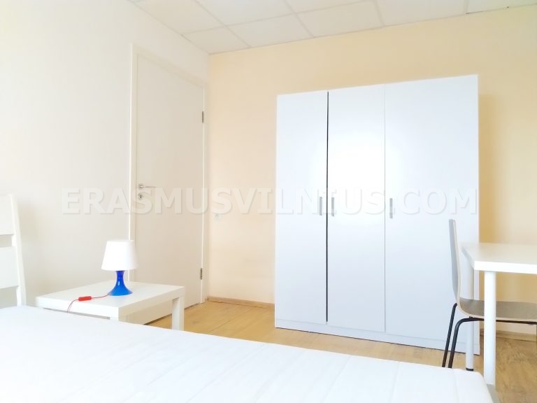 Schlafzimmer mit Kingsize-Bett in Wohnung 3, Šaltinių gatvė