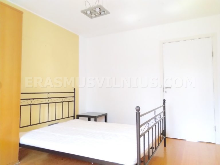 Separate Toilette und Waschbecken in 4-Zimmer-Studentenwohnung