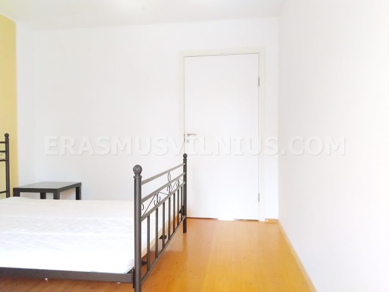 Toilettenraum mit Waschbecken in Erasmus-Wohnung, Altstadt von Vilnius