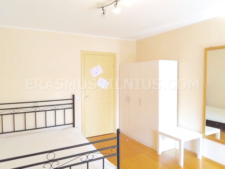 Küchen-Essbereich mit Tisch in Erasmus-Studentenwohnung