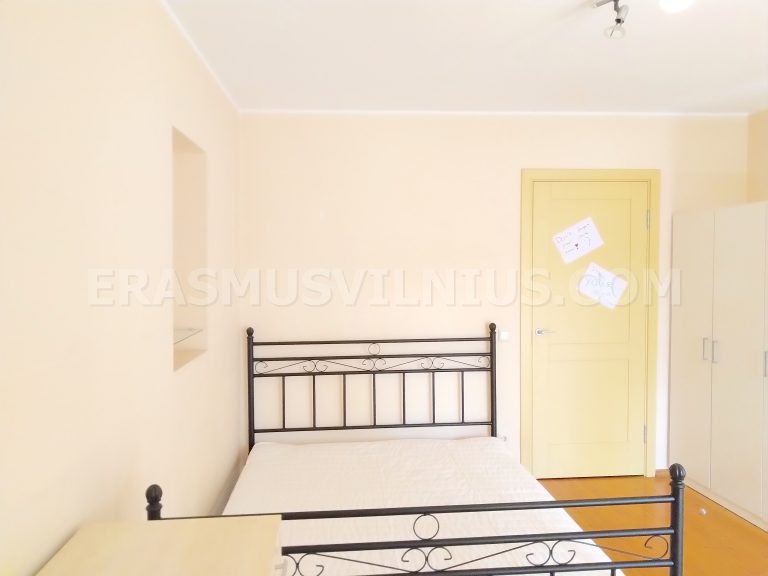 Kühlschrank und Gefrierfach in Studentenwohnungsküche, Vilnius