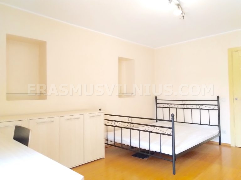 Schlafzimmermöbel — Bett, Schreibtisch und Kleiderschrank in Studentenwohnung