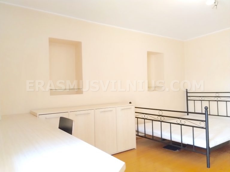 Schlafzimmer mit Kleiderschrank und Schreibtisch in Erasmus-Unterkunft