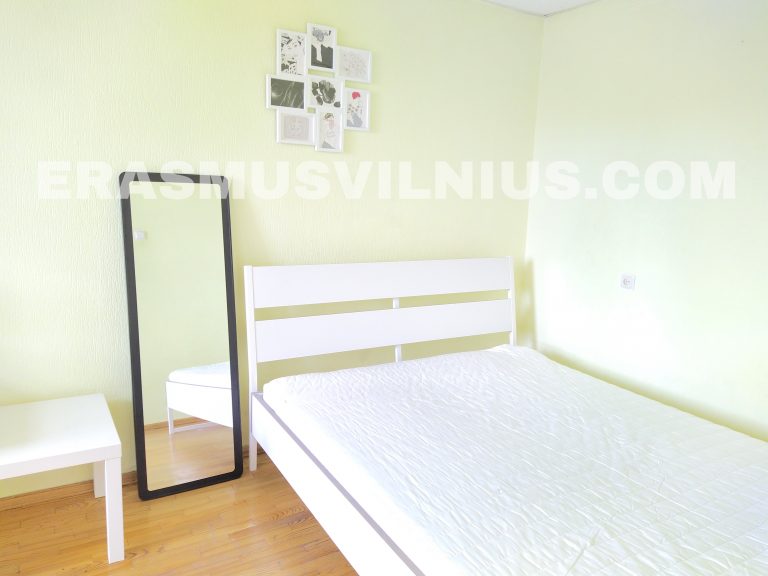 Schlafzimmer mit Stadtblick und Kingsize-Bett in Wohnung 3