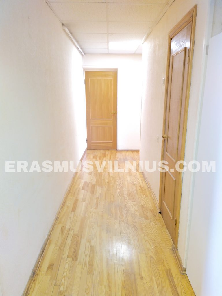 Voll ausgestattete Küche mit Kühlschrank, Backofen und Elektrokochfeld in Erasmus-Studentenwohnung Vilnius